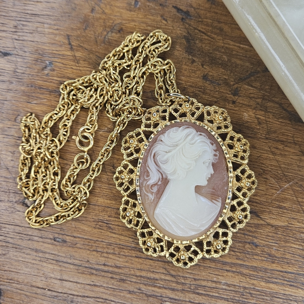 Vintage Faux Cameo Pendant Ponytail Girl in Gold-tone Setting on Chain - Picture 2 of 6